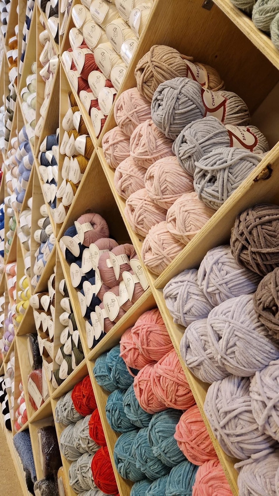 Utvalg av garnfarger i butikken